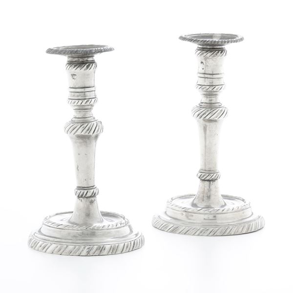 Due candelieri in argento. Venezia XVIII secolo (differenze)