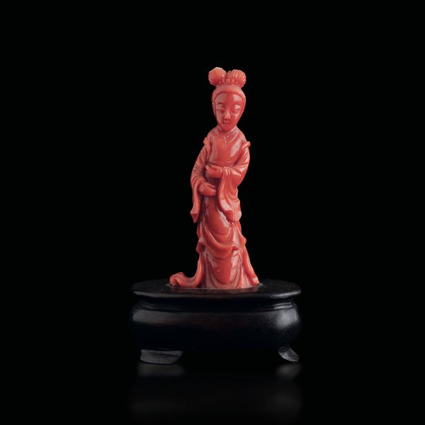 Figura in corallo scolpita raffigurante fanciulla, Cina, Dinastia Qing, XIX secolo