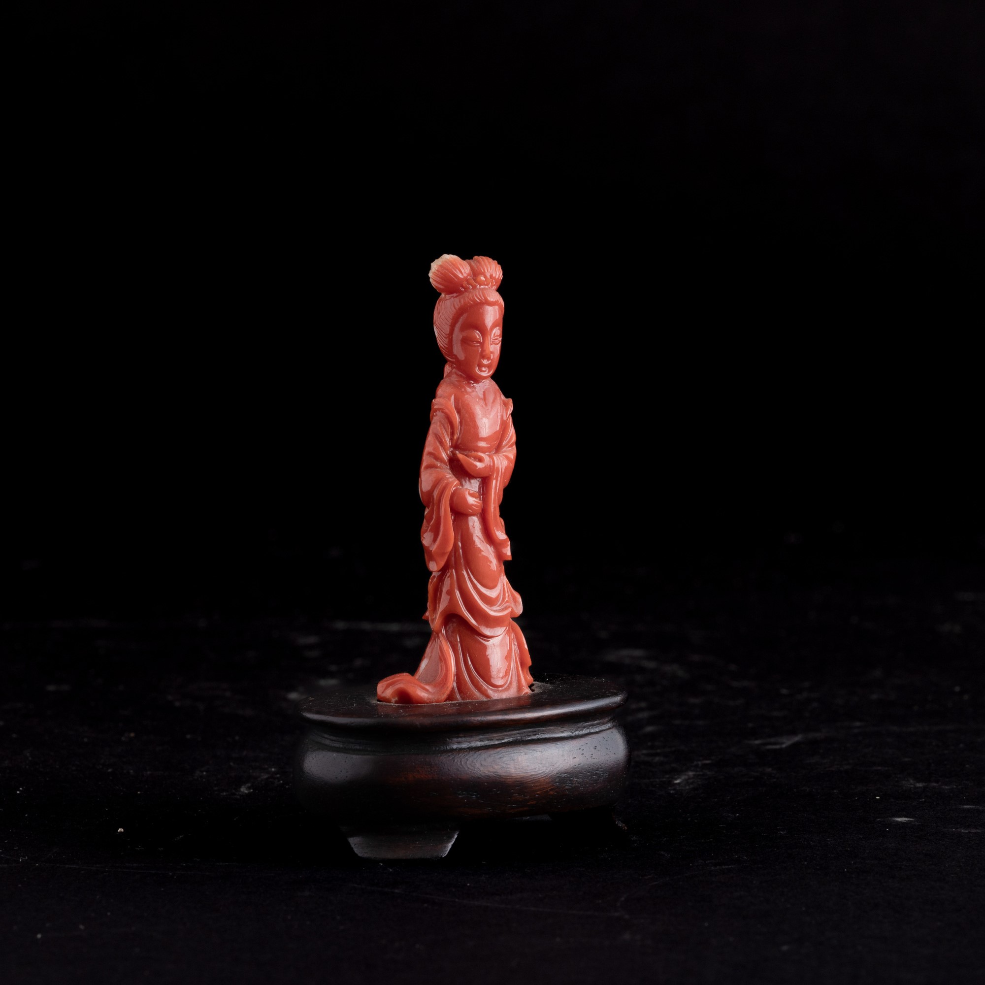 Figura in Corallo Scolpita Raffigurante Fanciulla, Cina, Dinastia Qing, XIX Secolo