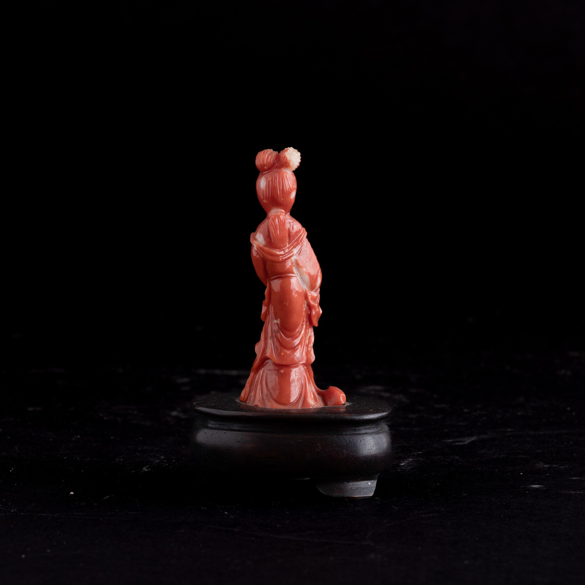 Figura in Corallo Scolpita Raffigurante Fanciulla, Cina, Dinastia Qing, XIX Secolo