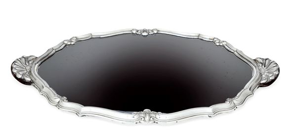 Présentoir a specchio. Cornice mistilinea con manici a ventaglio in argento. Argenteria artistica italiana. Marchi in uso dal 1935 al 1945. Argentiere Castaudi & Gautero, Vercelli