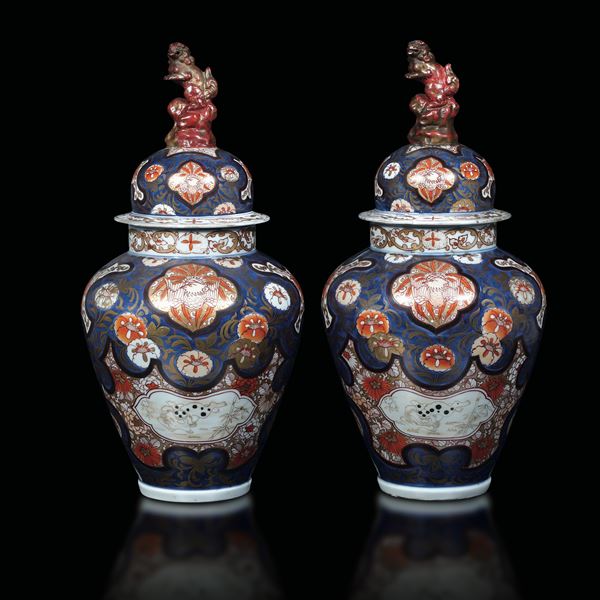 Coppia di potiche in porcellana Imari Arita con presa del coperchio a foggia di Cani di Pho , Giappone, fine XVII secolo