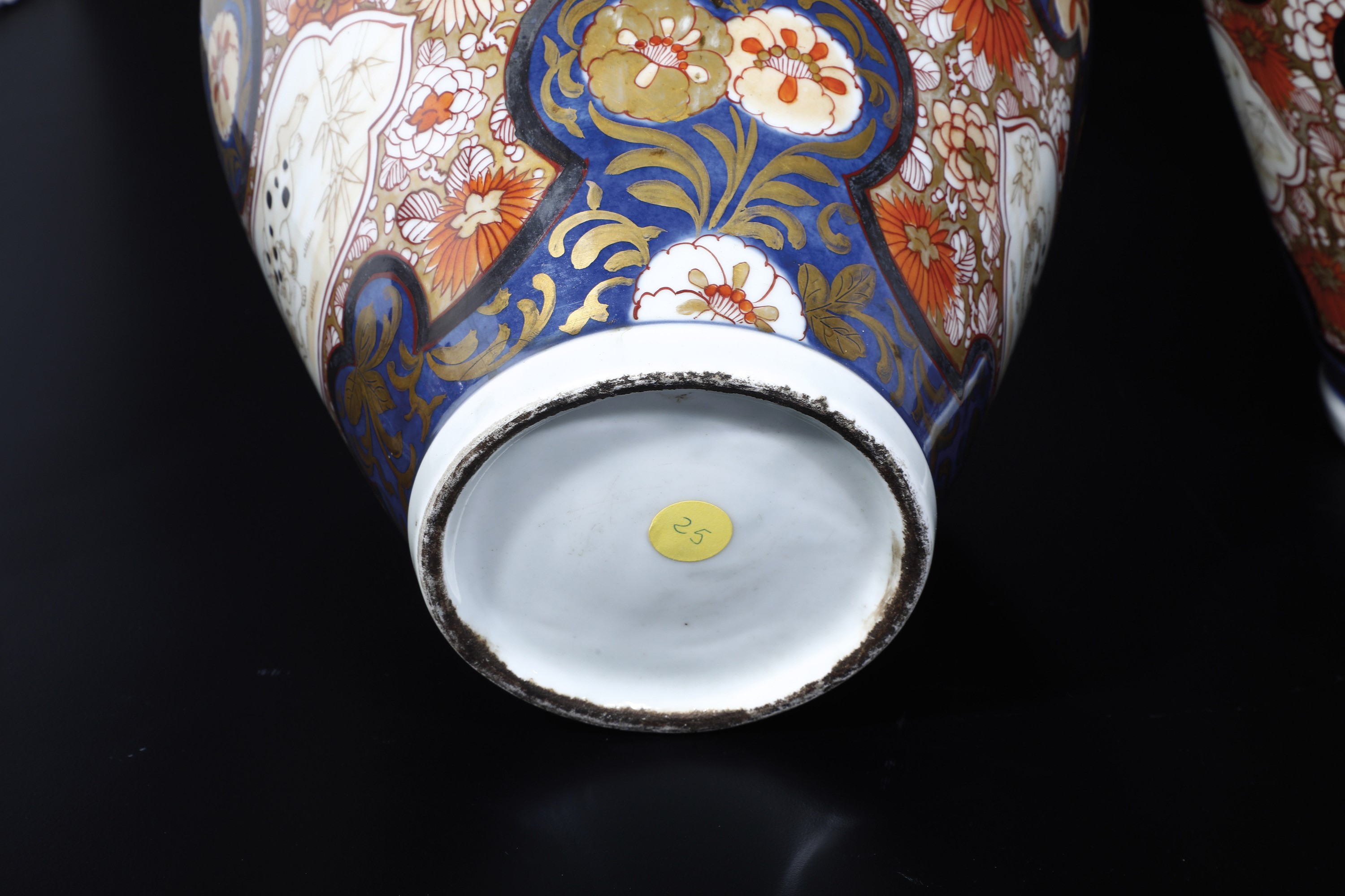 Coppia di Potiche in Porcellana Imari Arita con Presa del Coperchio a Foggia di Cani di Pho , Gia...