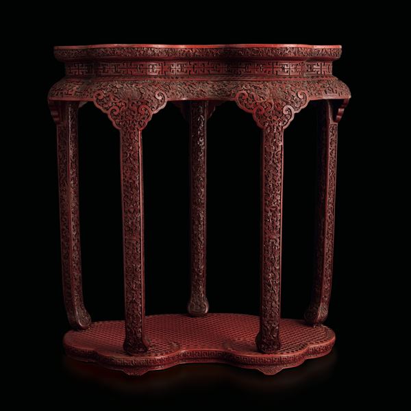 Rarissimo sgabello in lacca rossa laccato intagliato a motivi floreali con piano in radica, Cina, Dinastia  [..]