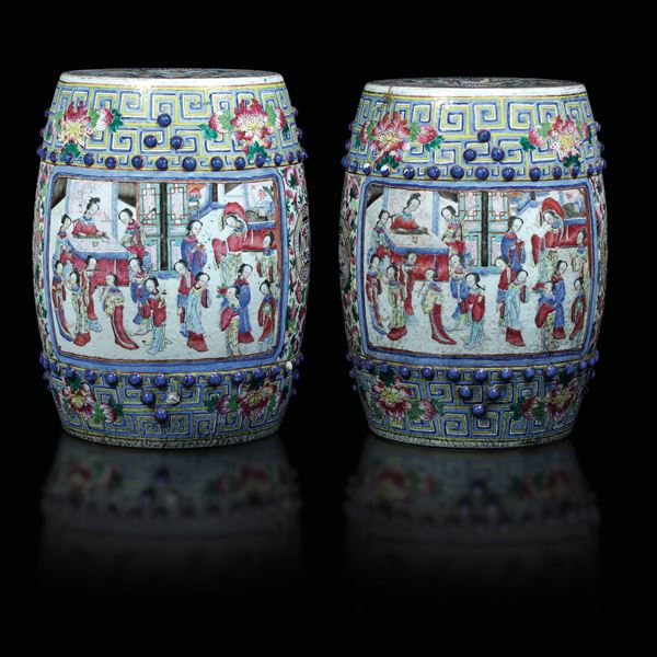 Coppia di sgabelli in porcellana Famiglia Rosa raffigurante scena di corte, Cina, Dinastia Qing, XIX secolo