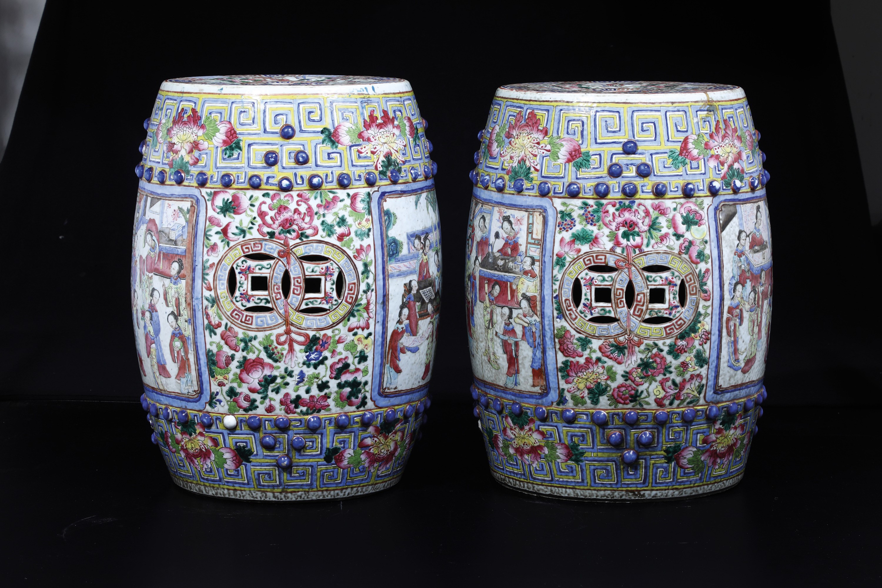 Coppia di Sgabelli in Porcellana Famiglia Rosa Raffigurante Scena di Corte, Cina, Dinastia Qing, ...