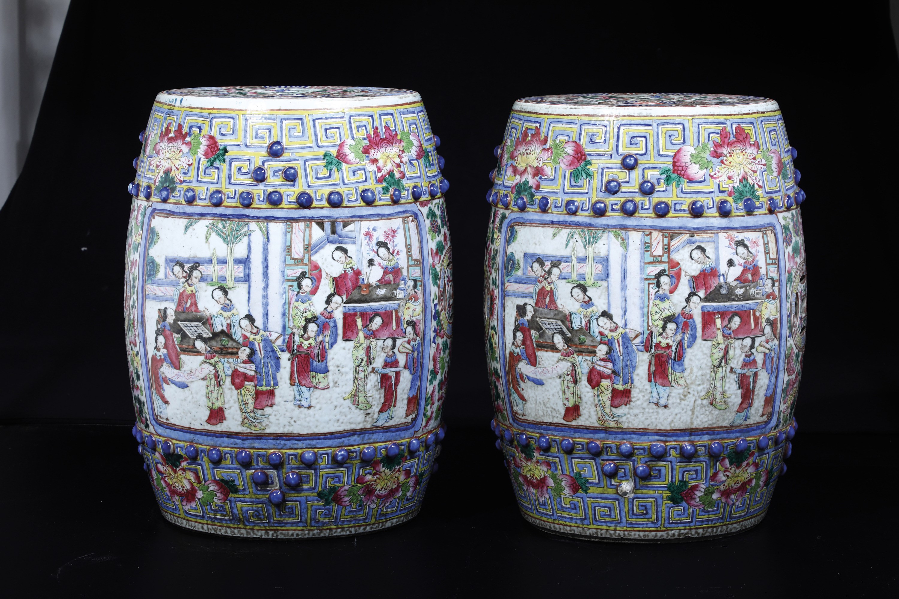 Coppia di Sgabelli in Porcellana Famiglia Rosa Raffigurante Scena di Corte, Cina, Dinastia Qing, ...