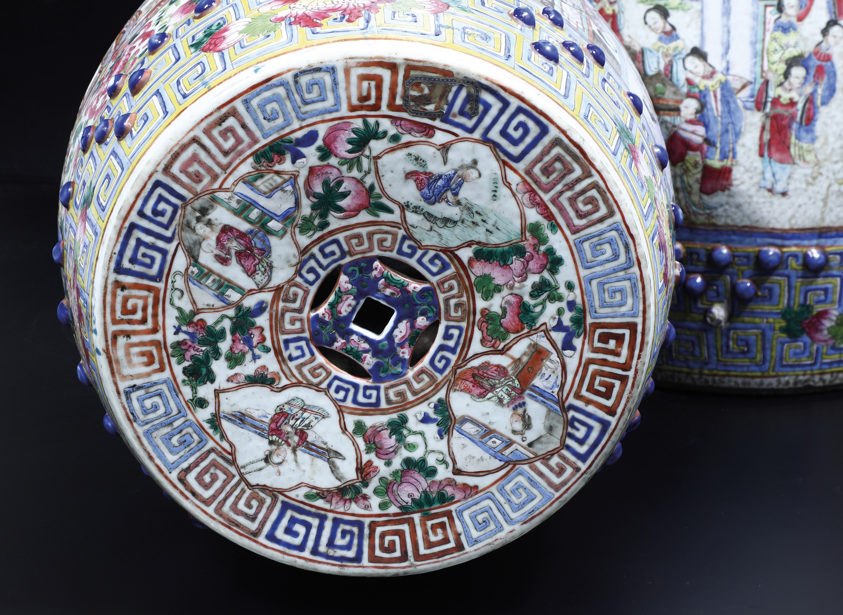 Coppia di Sgabelli in Porcellana Famiglia Rosa Raffigurante Scena di Corte, Cina, Dinastia Qing, ...