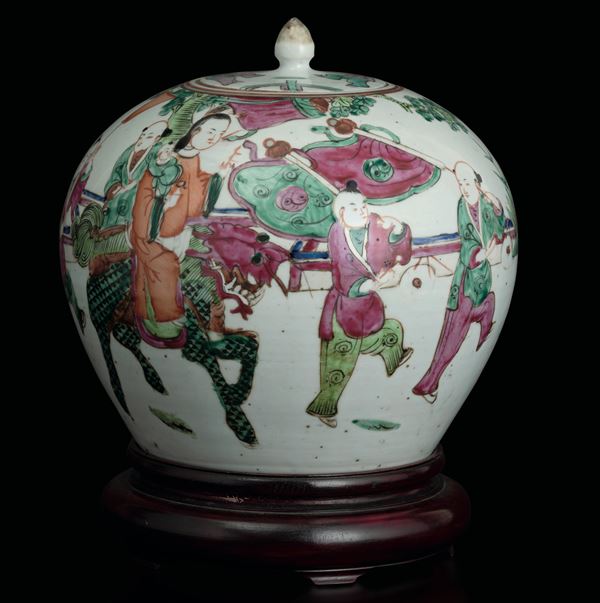 Vaso con coperchio Famiglia Rosa raffigurante scena di corte, Cina, Dinastia Qing, XX secolo