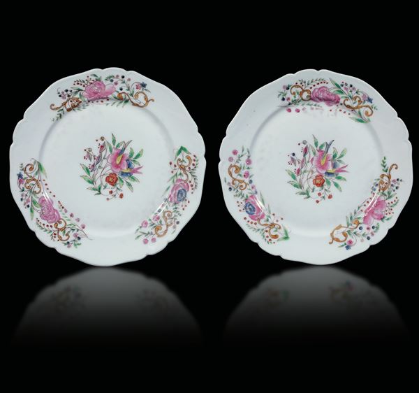 Coppia di piatti in porcellana Famiglia Rosa a motivi floreali, Cina, Dinastia Qing, XVIII secolo