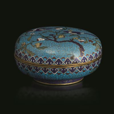 Scatola a Smalti Policromi Cloisonné a Fondo Blu a Soggetto Naturalistico e Motivi Geometrici, Ci...