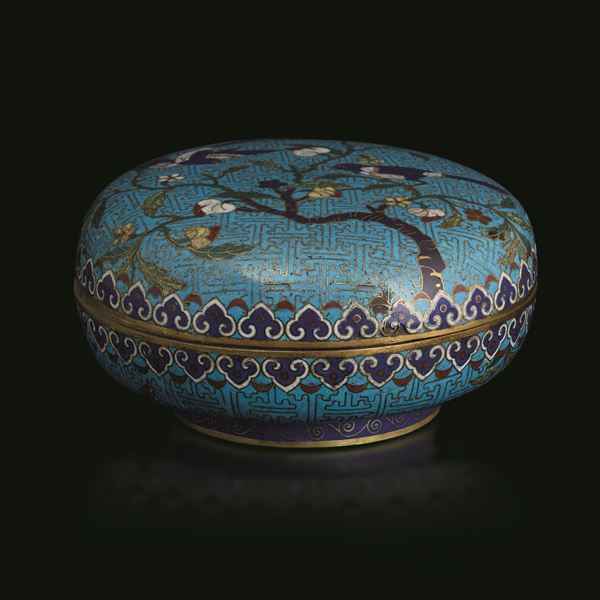 Scatola a smalti policromi cloisonné a fondo blu a soggetto naturalistico e motivi geometrici, Cina, Dinastia Qing, XIX secolo