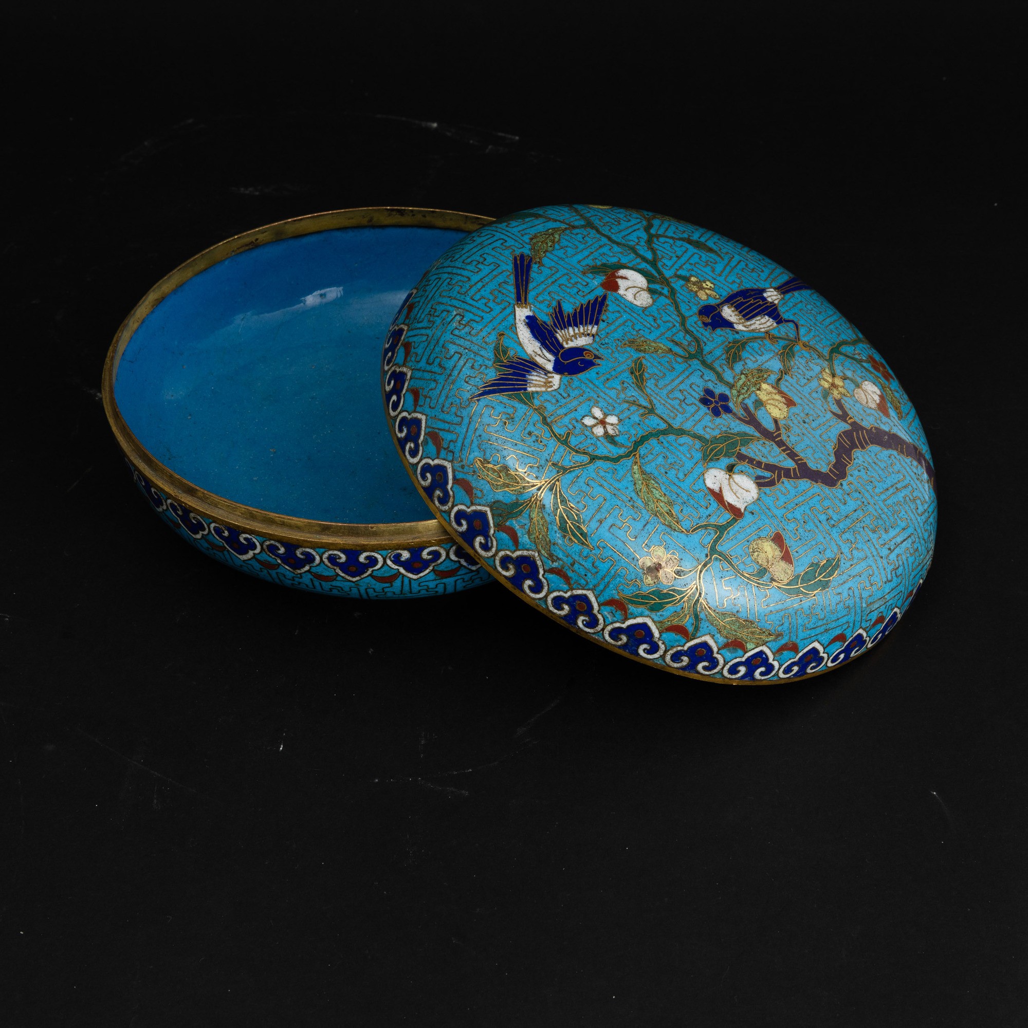 Scatola a Smalti Policromi Cloisonné a Fondo Blu a Soggetto Naturalistico e Motivi Geometrici, Ci...