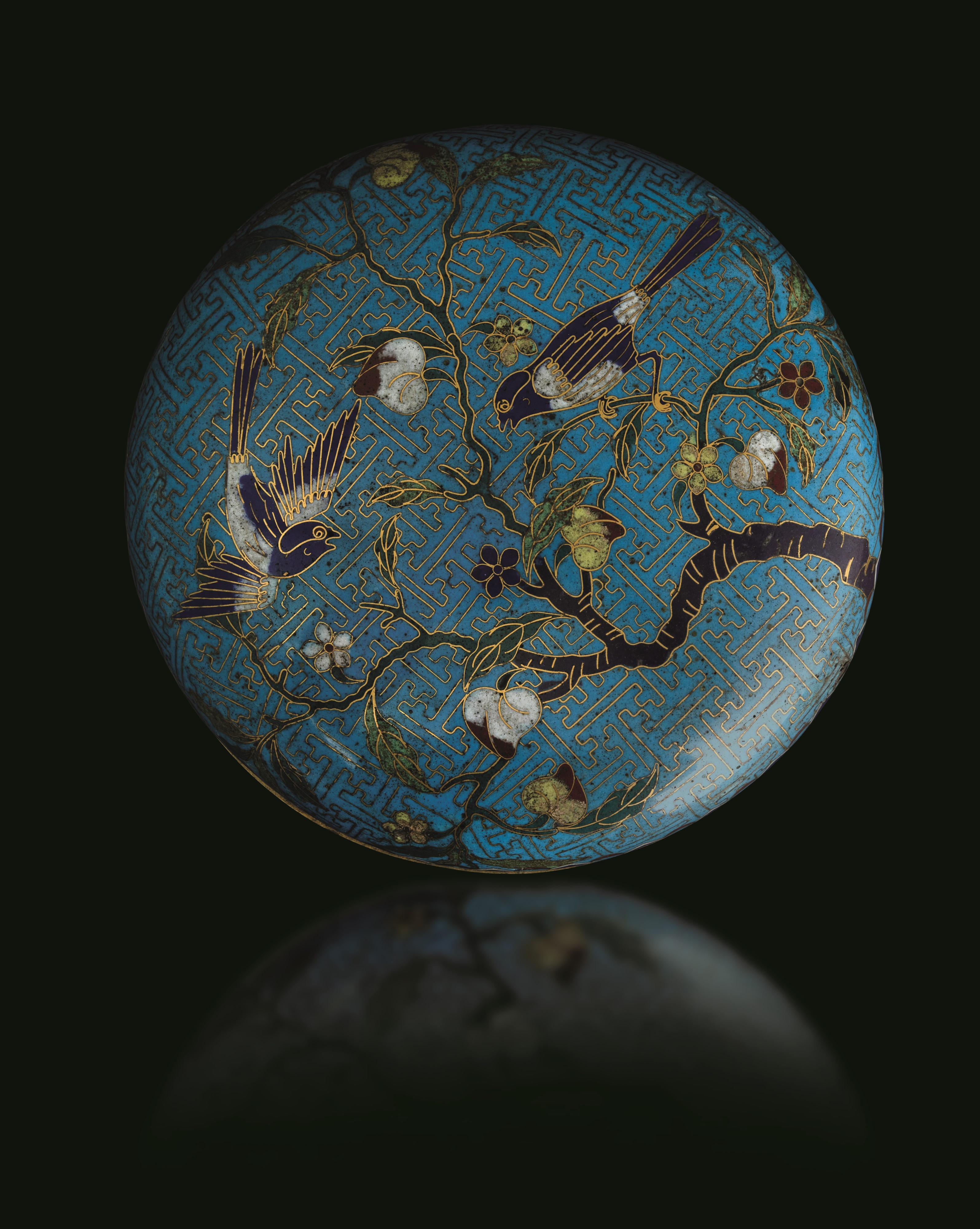 Scatola a Smalti Policromi Cloisonné a Fondo Blu a Soggetto Naturalistico e Motivi Geometrici, Ci...