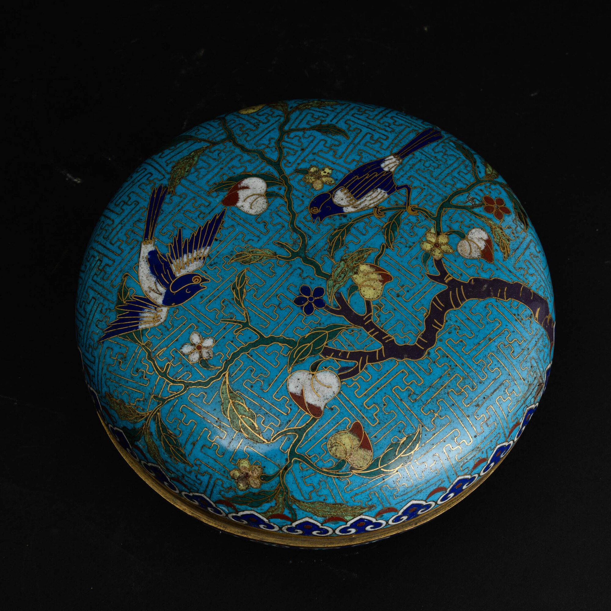 Scatola a Smalti Policromi Cloisonné a Fondo Blu a Soggetto Naturalistico e Motivi Geometrici, Ci...