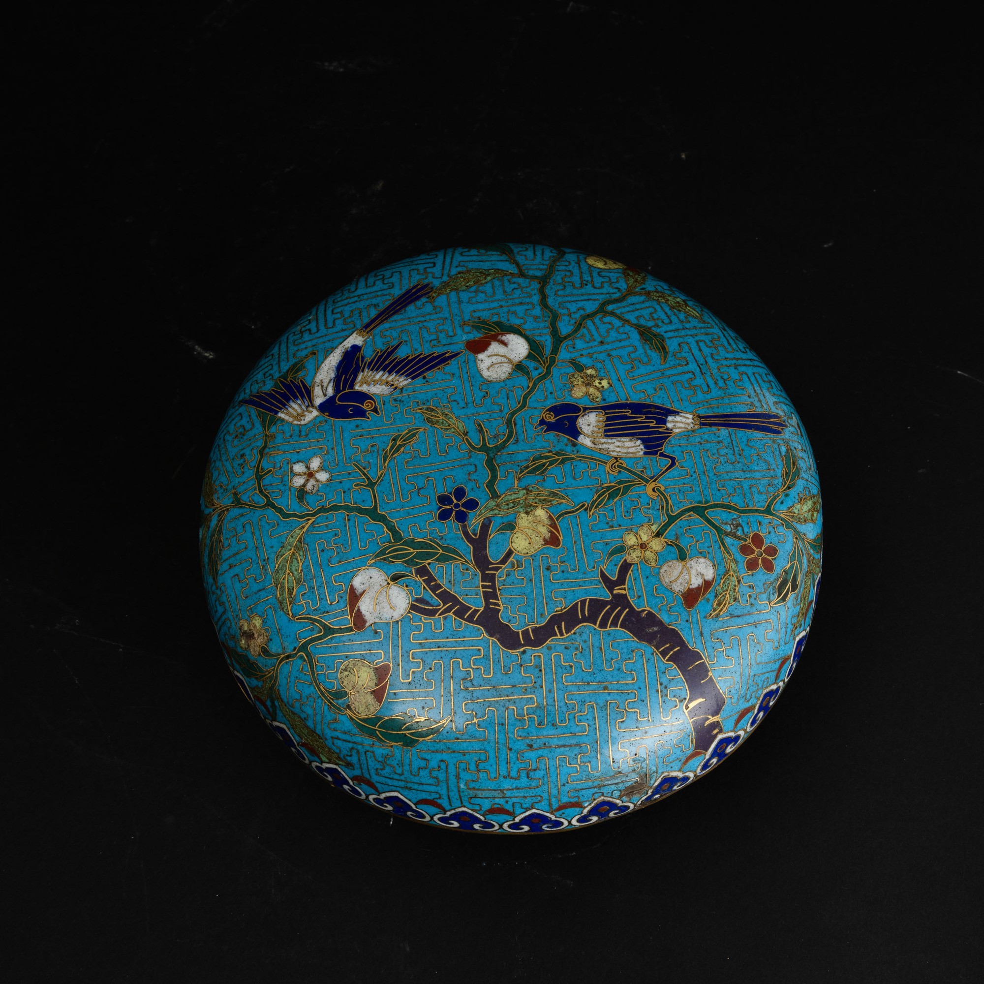 Scatola a Smalti Policromi Cloisonné a Fondo Blu a Soggetto Naturalistico e Motivi Geometrici, Ci...
