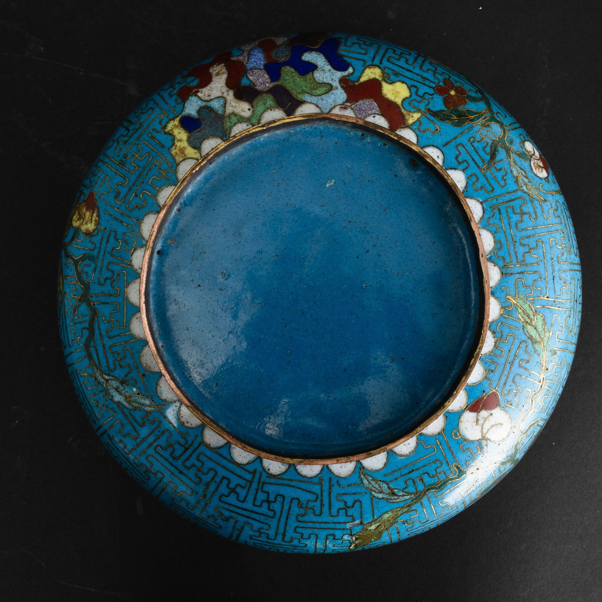 Scatola a Smalti Policromi Cloisonné a Fondo Blu a Soggetto Naturalistico e Motivi Geometrici, Ci...