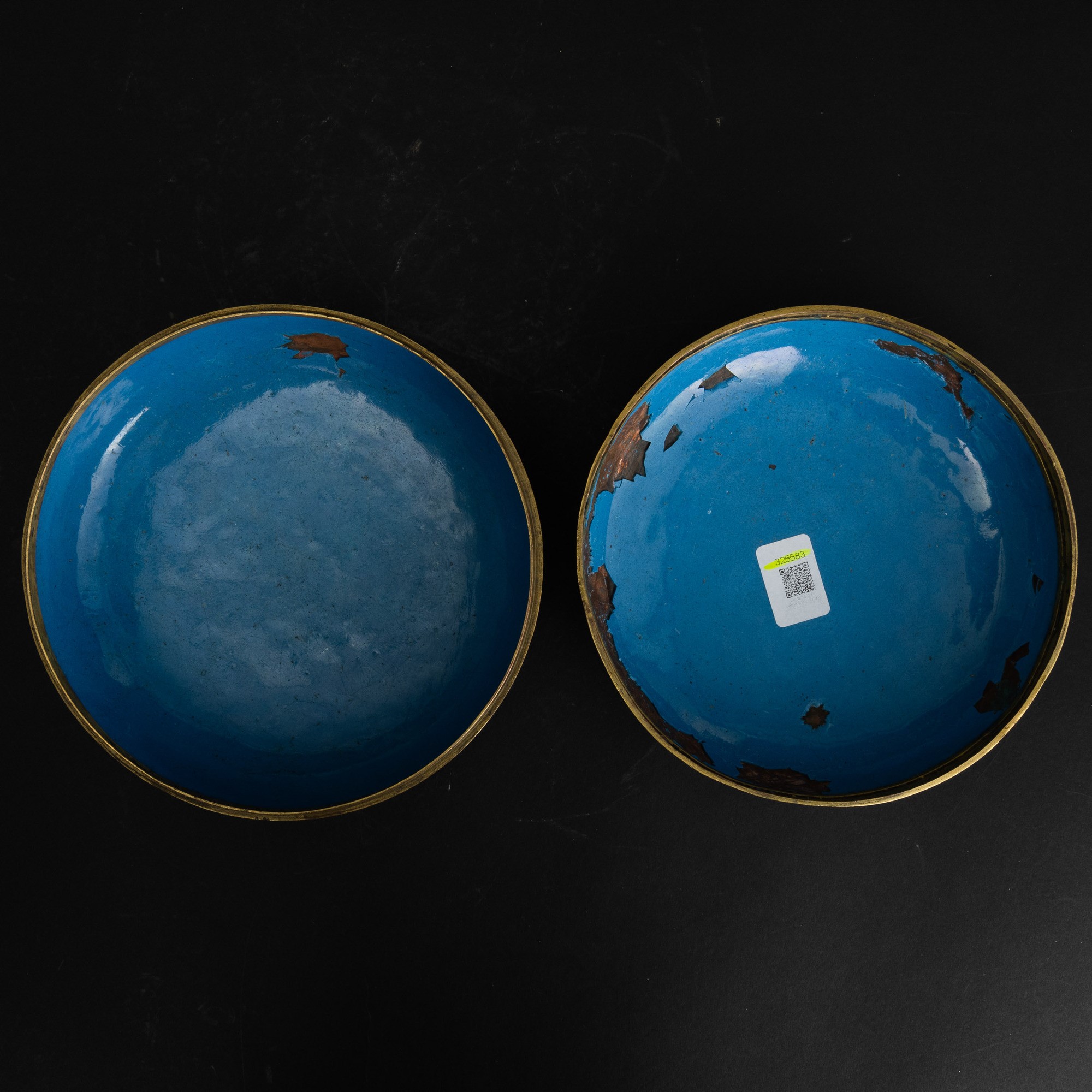 Scatola a Smalti Policromi Cloisonné a Fondo Blu a Soggetto Naturalistico e Motivi Geometrici, Ci...
