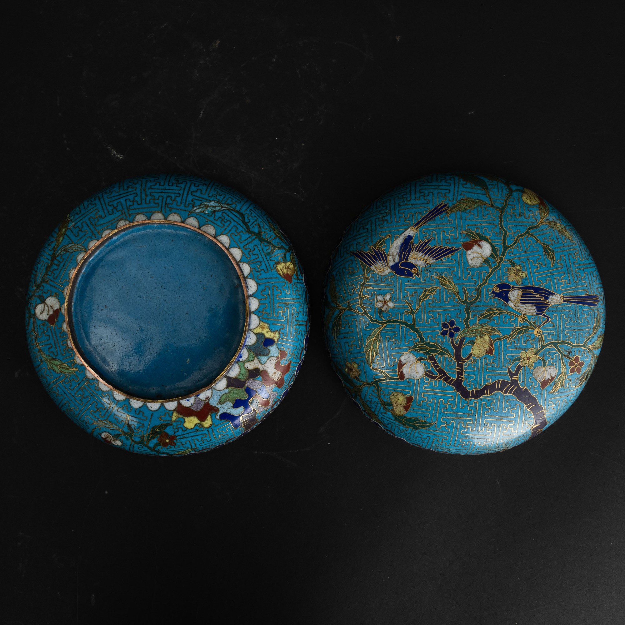 Scatola a Smalti Policromi Cloisonné a Fondo Blu a Soggetto Naturalistico e Motivi Geometrici, Ci...