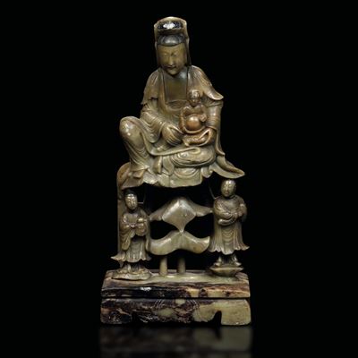 Figura Raffigurante Guanyin con Bambini Scolpita in Pietra Saponaria, Cina, XIX Secolo