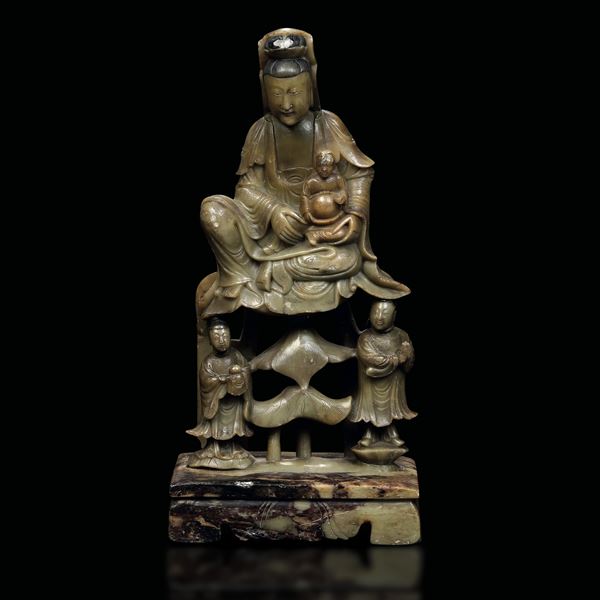 Figura raffigurante Guanyin con bambini scolpita in pietra saponaria, Cina, XIX secolo