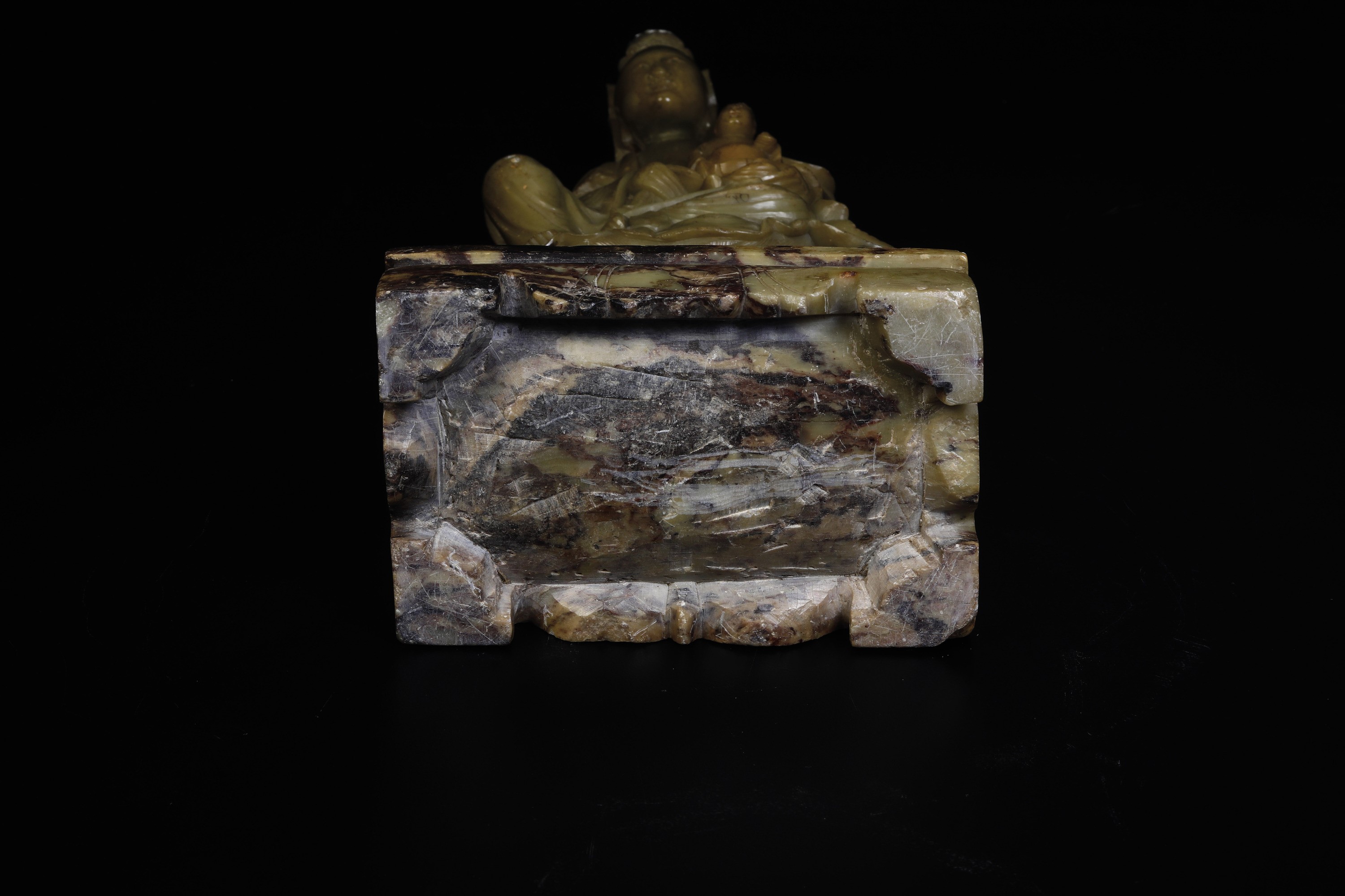 Figura Raffigurante Guanyin con Bambini Scolpita in Pietra Saponaria, Cina, XIX Secolo