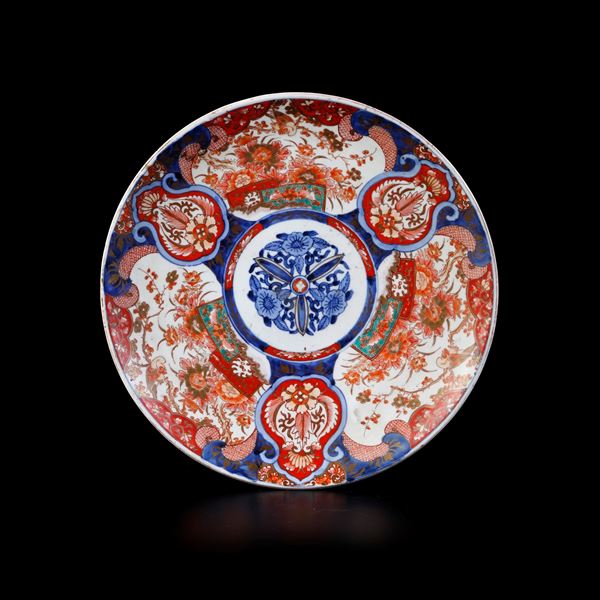 Piatto in porcellana Imari, Giappone, periodo Meiji (1868-1912)