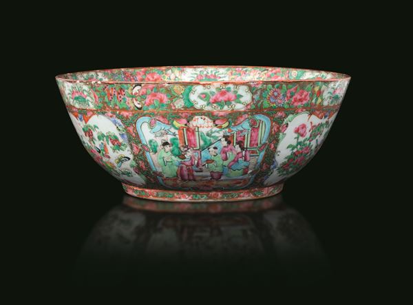 Ciotola in porcellana Famiglia Rosa con scene di vita comune entro riserve e decori floreali, Cina, Dinastia Qing, XVIII secolo