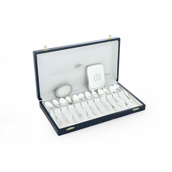 Lotto composto da servizio da 12 cucchiaini in argento e due scatoline. Italia e Inghilterra XX secolo