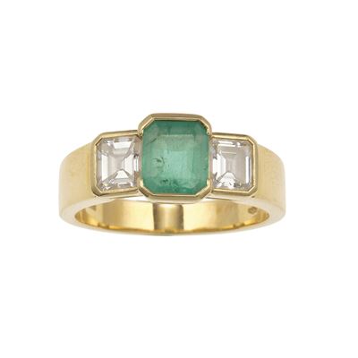 Anello, oro giallo 750/1000 con smeraldo (Colombia) ca. ct 1.60 e due diamanti ca. ct 0.80 ciascu...