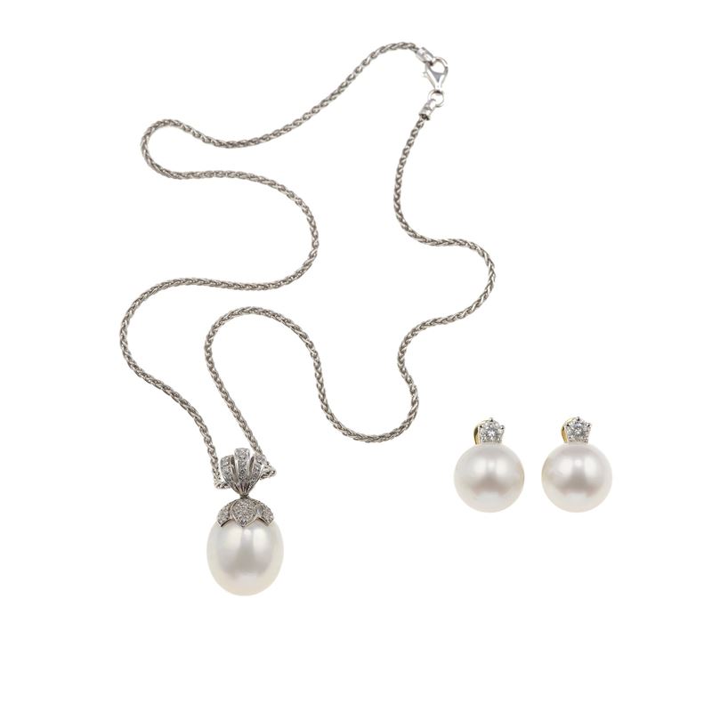 Demi-parure composta da un paio di orecchini ed un pendente con perle coltivate e diamanti  - Asta Gioielli - Cambi Casa d'Aste