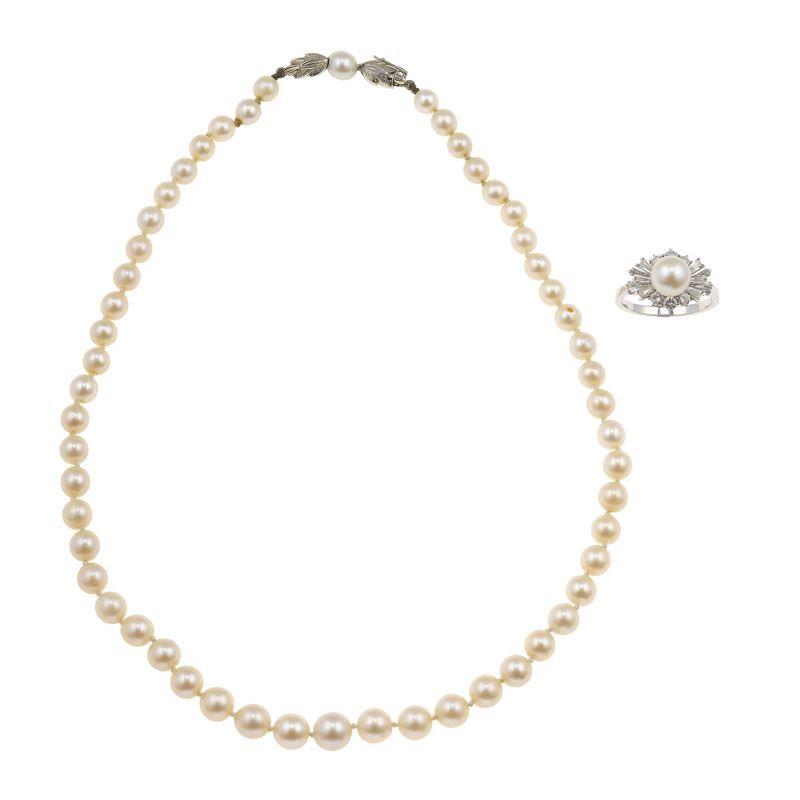 Filo di perle coltivate ed anello con perla coltivata e diamanti  - Asta Gioielli - Cambi Casa d'Aste