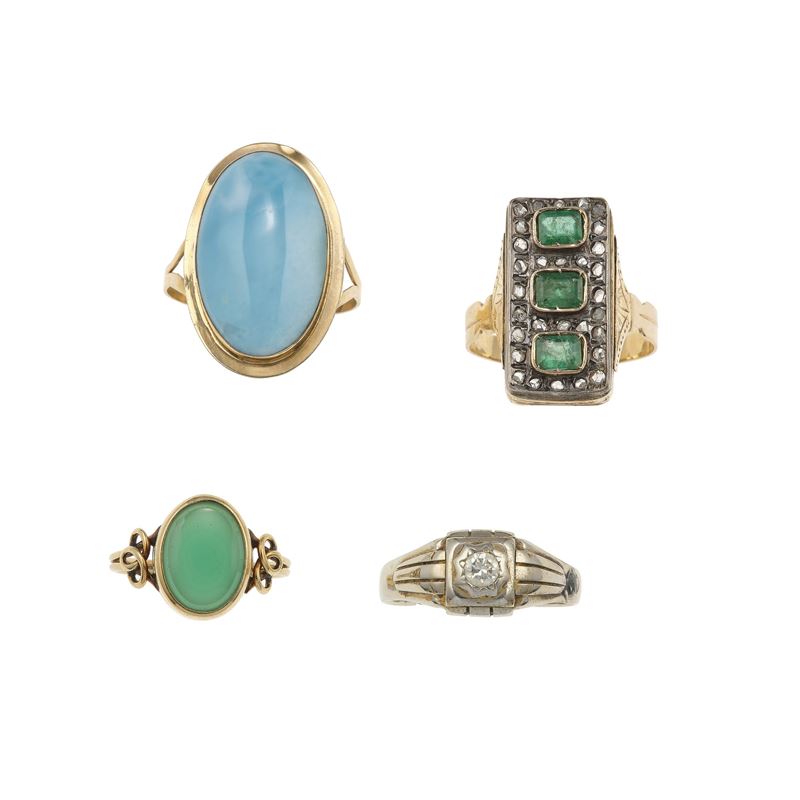 Lotto composto da quattro anelli con: pectolite/larimar, smeraldi, agata verde e piccolo diamante  - Asta Gioielli - Cambi Casa d'Aste