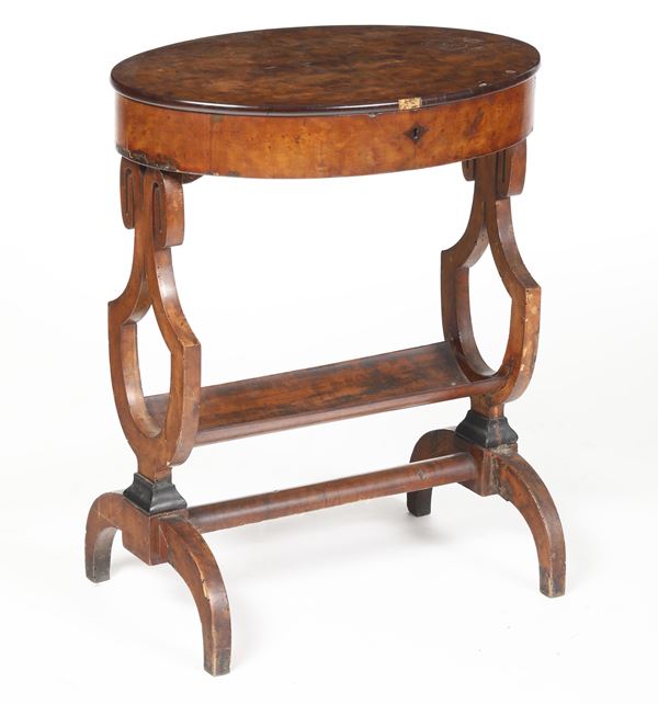 Tavolino da lavoro ovale lastronato in acero e palissandro. Ebanisteria napoletana del XIX secolo