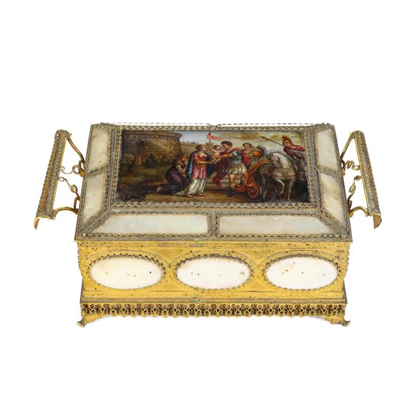 Cofanetto in bronzo dorato e madreperla con necessaire da cucito. XIX secolo