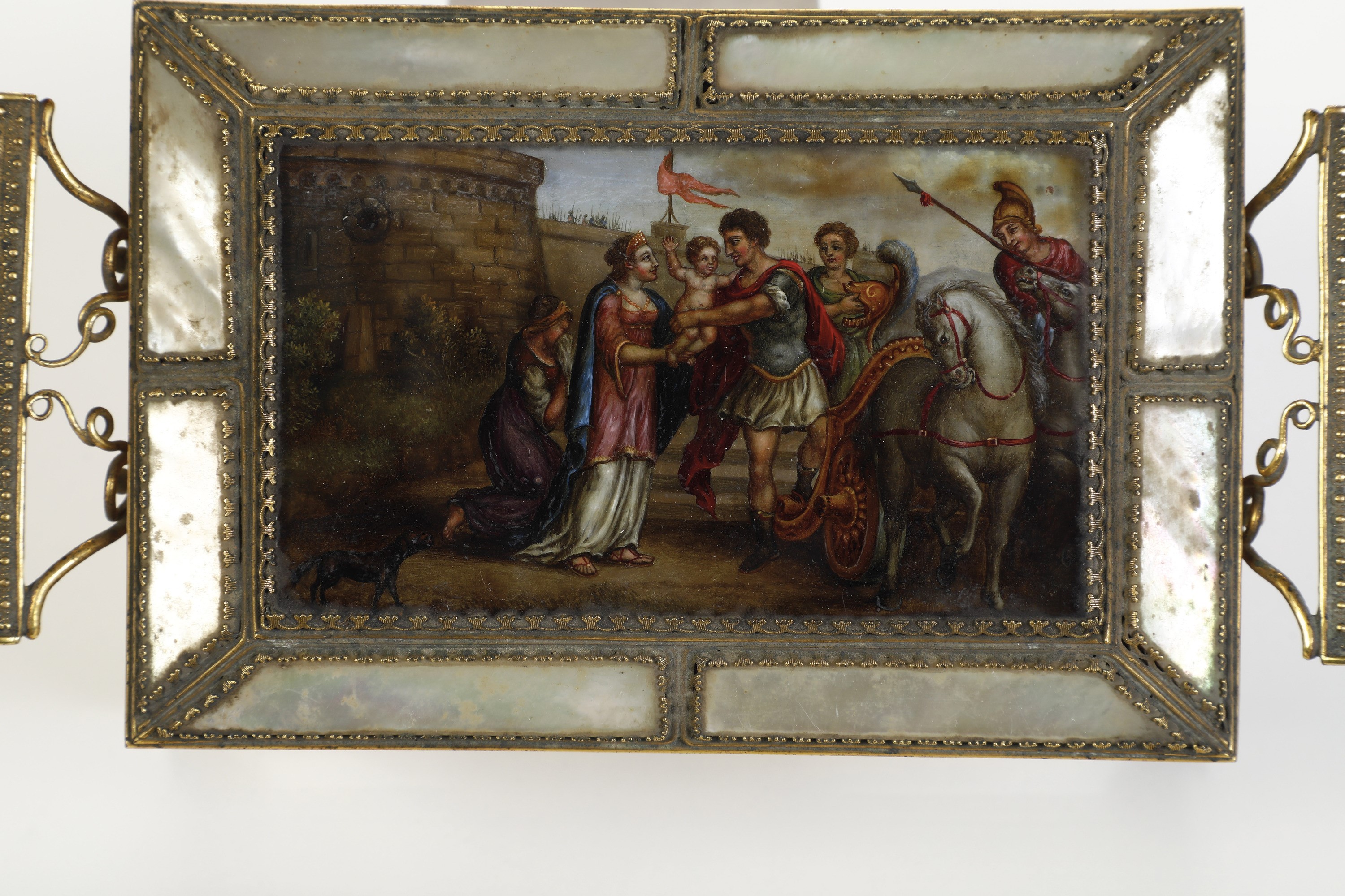 Cofanetto in bronzo dorato e madreperla con necessaire da cucito, XIX secolo
