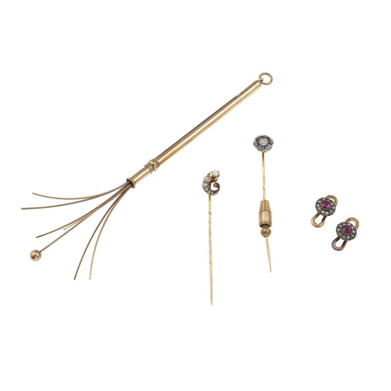 Low karat gold campagne whisk, two tie pins and a pair of studs  - Auction Jewels - Cambi Casa d'Aste