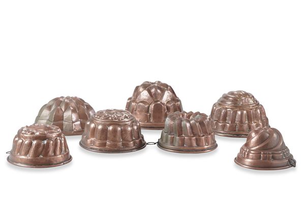 Gruppo di sei stampi da budino in rame di diversa forma. Fine XIX-inizi XX secolo
