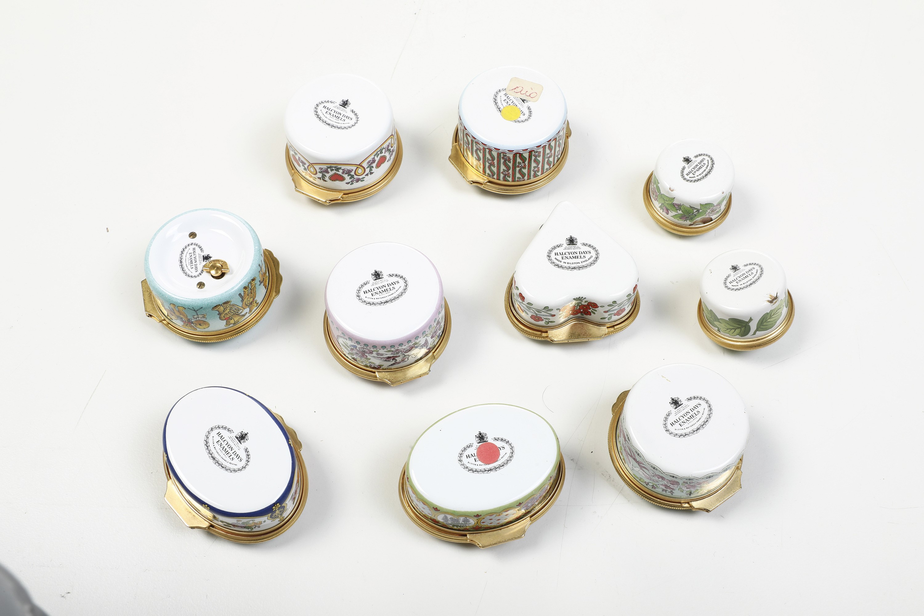 Halcyon Days Enamels, Lotto di 10 scatoline in smalto, una carillon (Inghilterra, fine XX secolo)