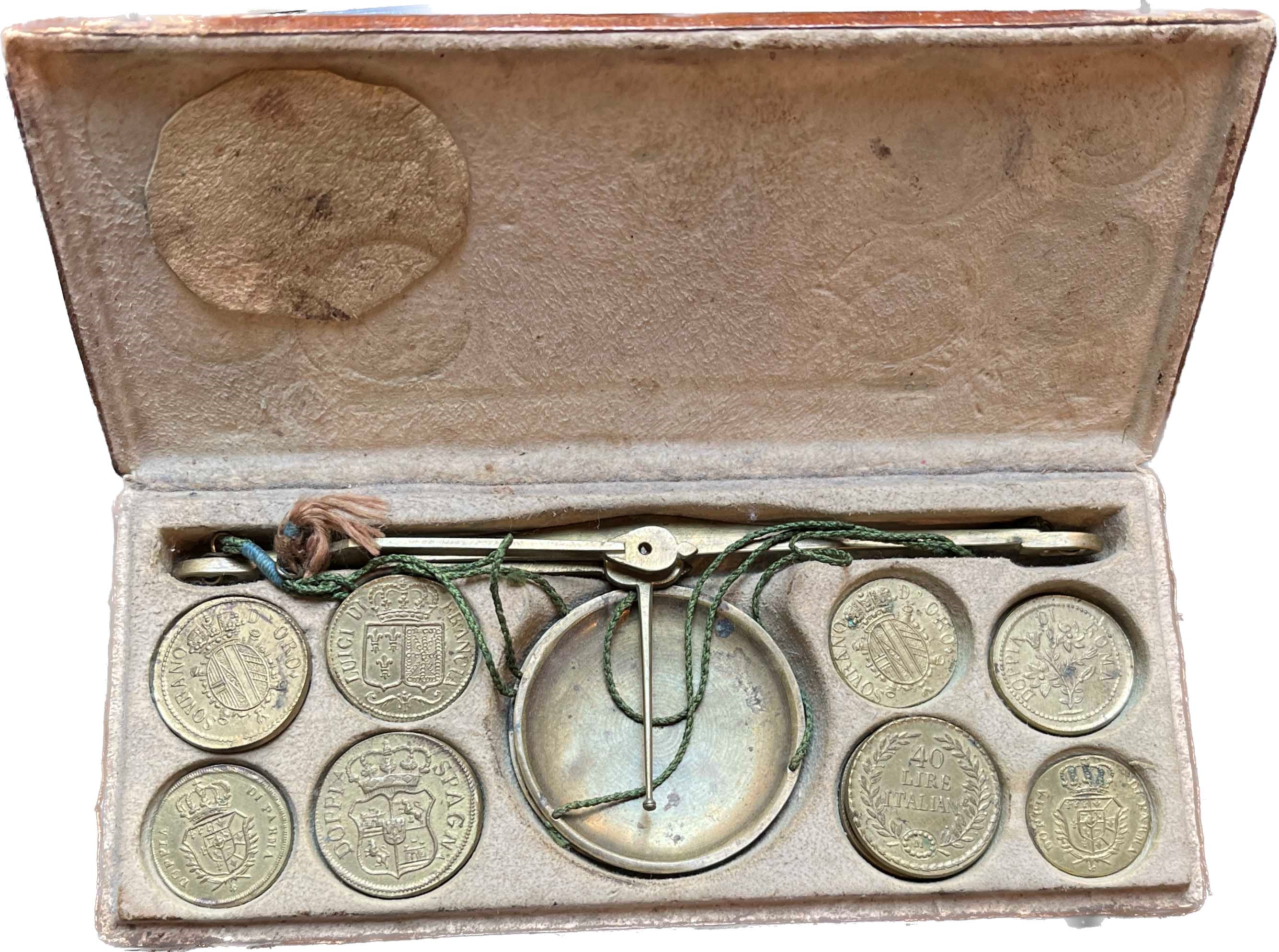 Varie. Lotto di 29 Pesi Monetali e Bilancino.
