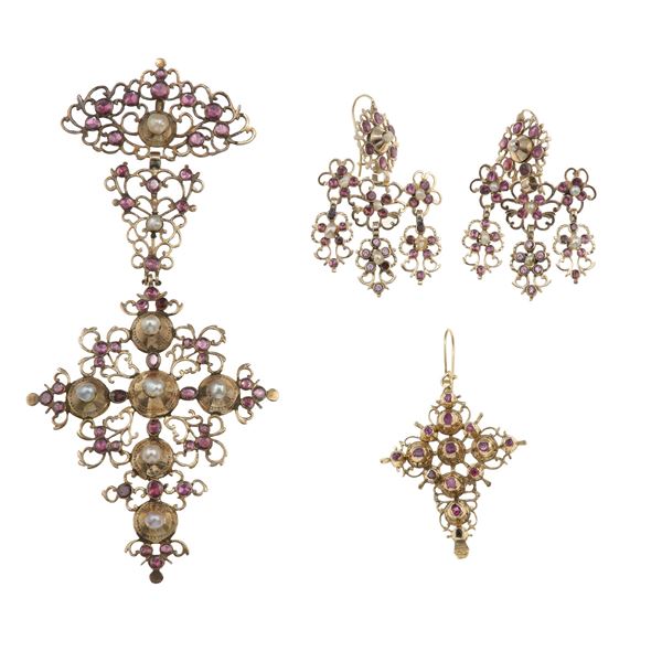 Parure composta da pendente, un paio di orecchini e un orecchino spaiato con perle, granati, piccoli  [..]
