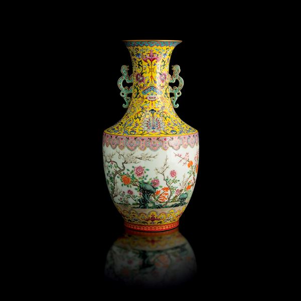 Vaso in porcellana policroma Famiglia Rosa raffigurante scena naturalistica a motivi floreali e anse sagomate, Cina, XX secolo