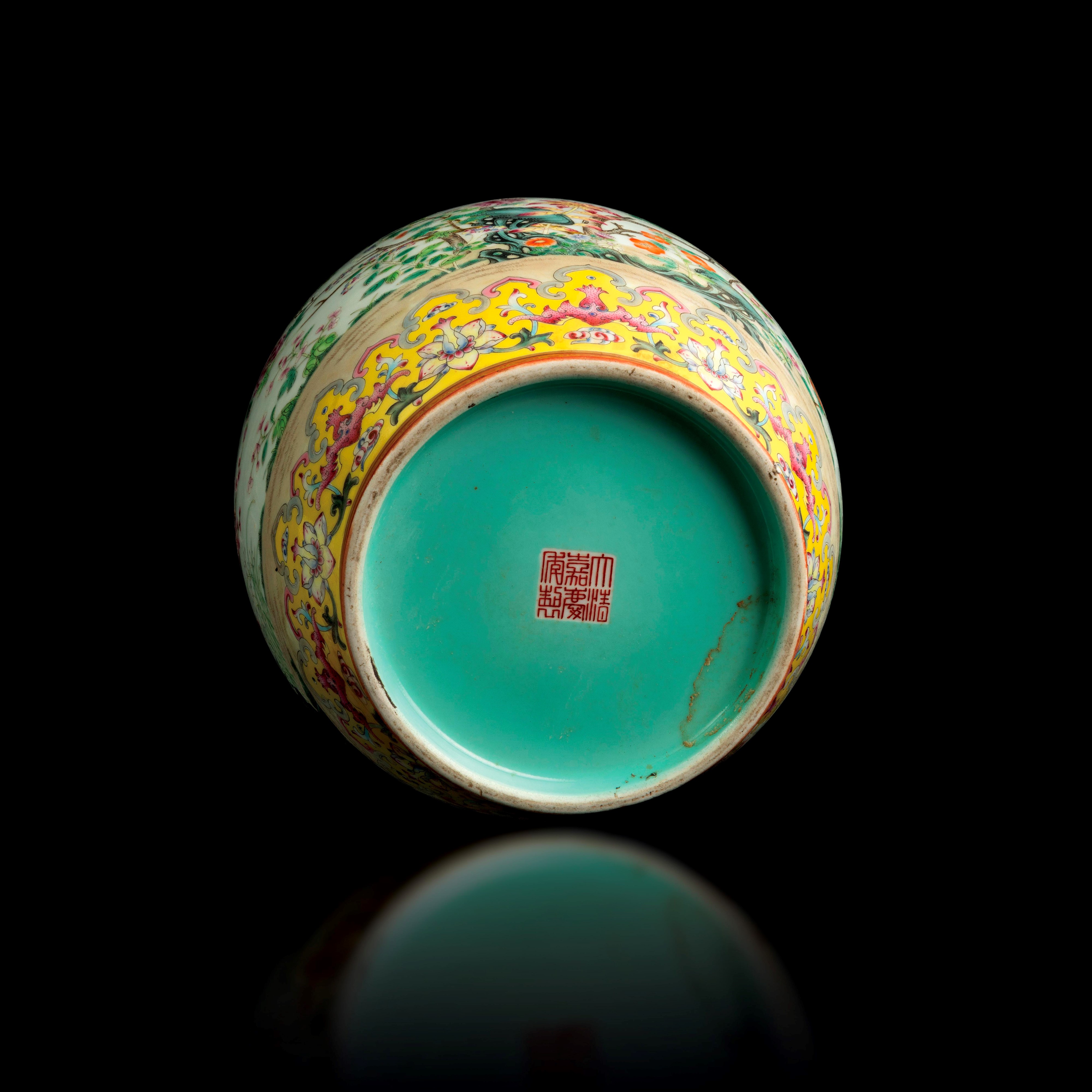 Vaso in Porcellana Policroma Famiglia Rosa Raffigurante Scena Naturalistica a Motivi Floreali e A...