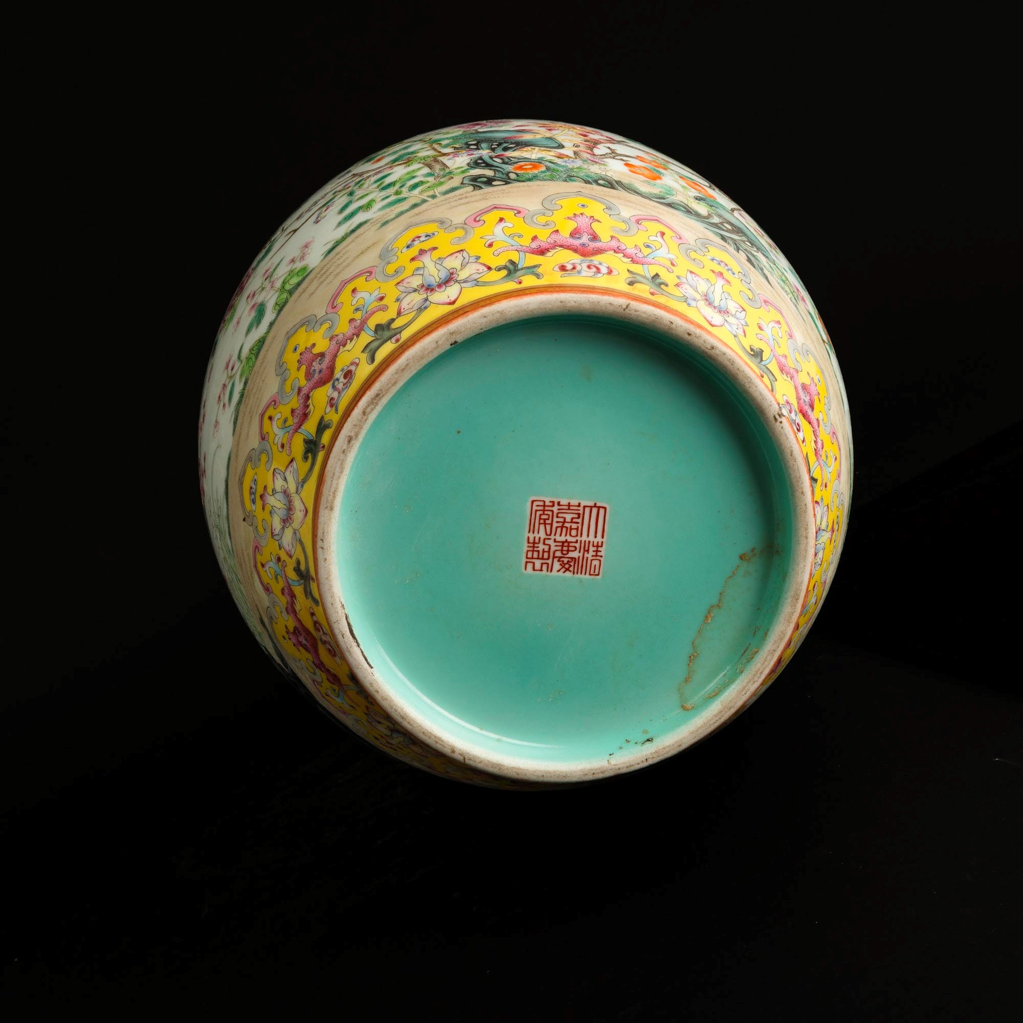 Vaso in Porcellana Policroma Famiglia Rosa Raffigurante Scena Naturalistica a Motivi Floreali e A...