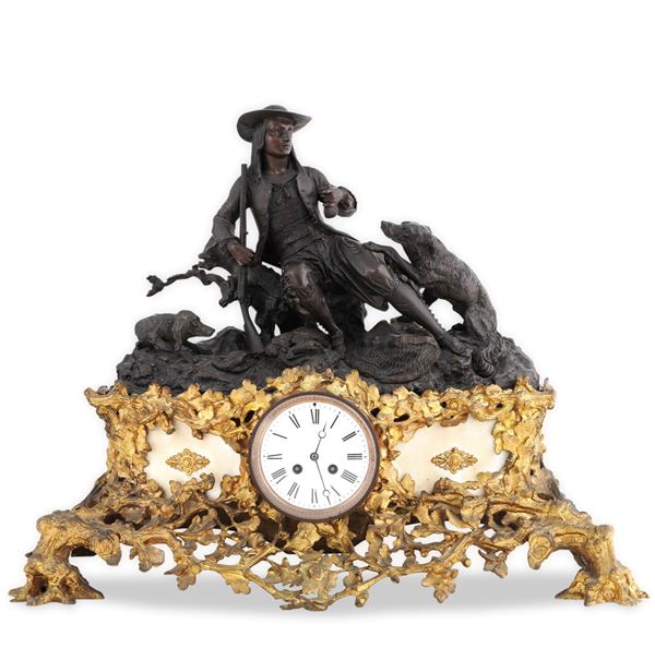 Pendola da tavolo in bronzo dorato, bronzo brunito e marmo. Fine XIX-inizi XX secolo