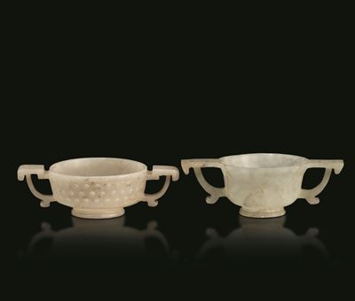 Lotto di Due Coppette Cerimoniale in Giada Bianca e Russet con Manici e Decori Geometrici Intagli...