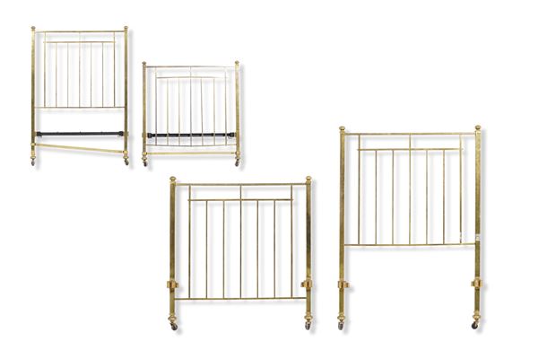 Coppia di testiere e pediere traforate in ottone dorato. XX secolo