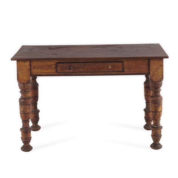 Scrivania in legno. Fine XIX-inizi XX secolo