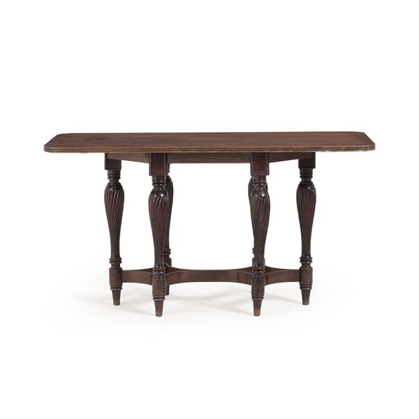 Tavolo da centro in legno scolpito. XIX-XX secolo