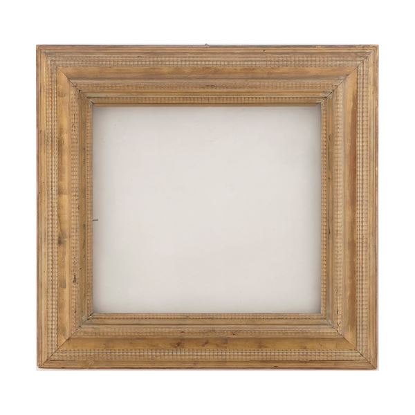 Cornice stile guillochè in legno scolpito e dorato